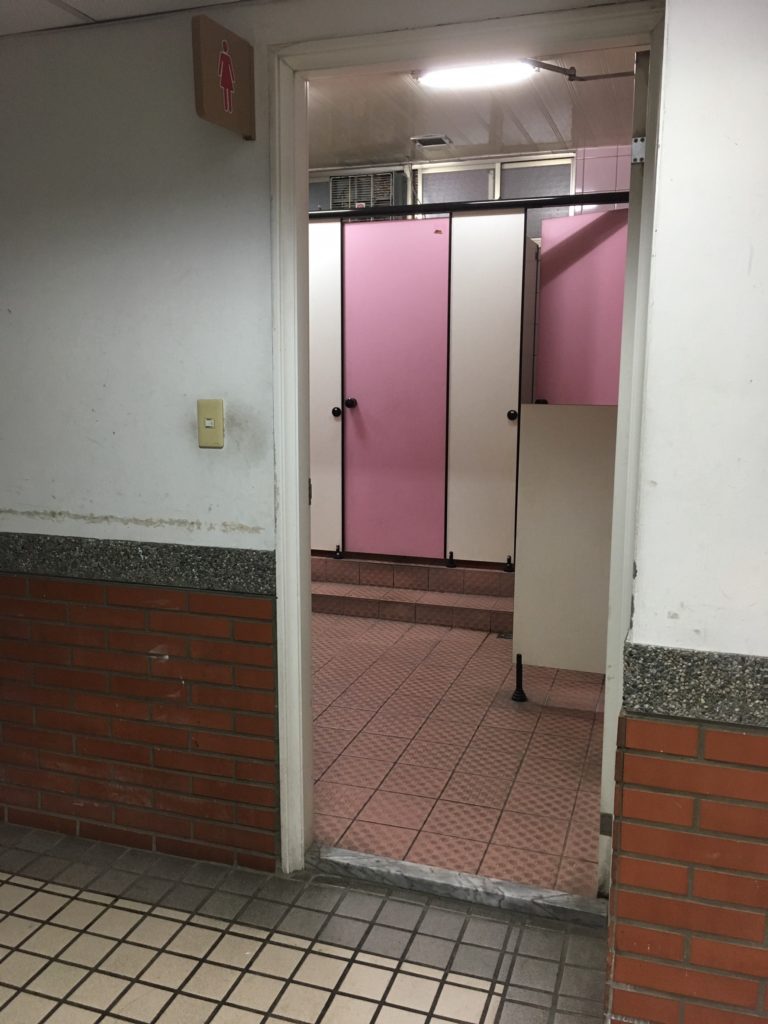 内有无障碍厕所的洗手间门口,却有阻碍的门槛.